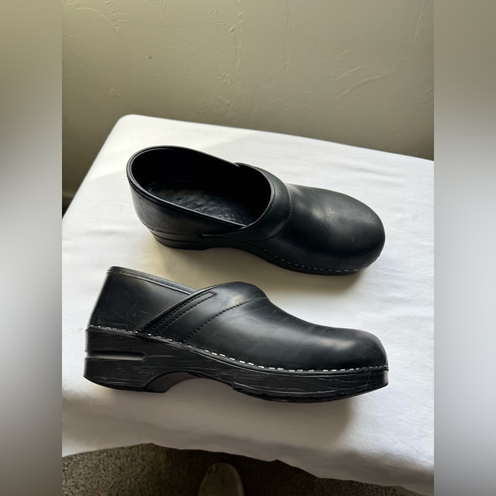 Dansko Professional Clog in Black Leather. Size 40 Narrow 
USA 9.5-10
